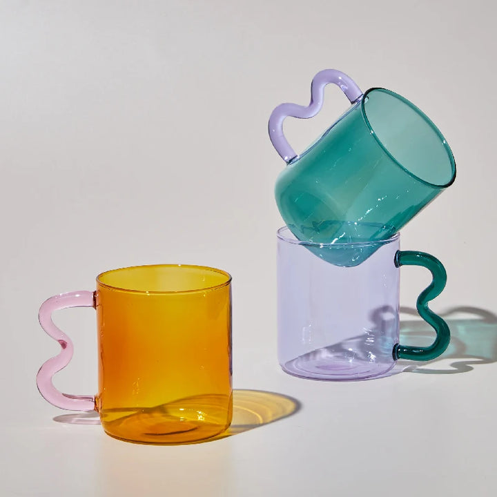 Sway glass mug – wavy colorful handle – artistic & functional – Die‑Tassen.de