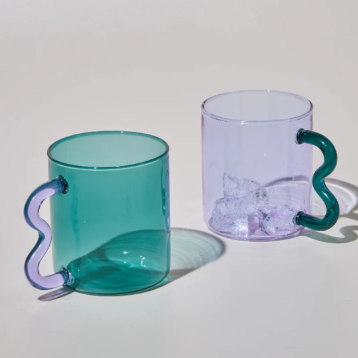 Sway glass mug – wavy colorful handle – artistic & functional – Die‑Tassen.de