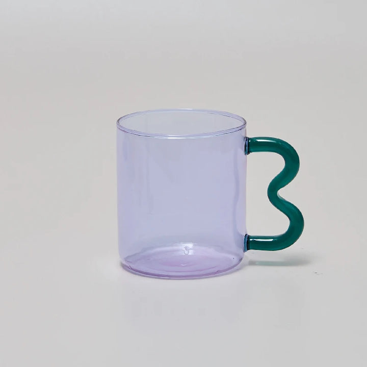 Sway glass mug – wavy colorful handle – artistic & functional – Die‑Tassen.de