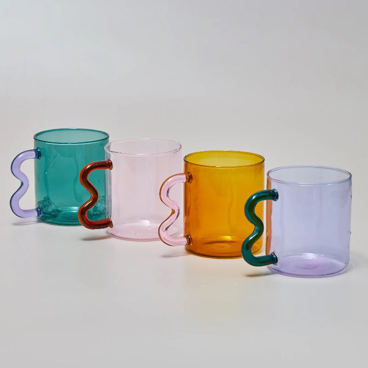 Sway glass mug – wavy colorful handle – artistic & functional – Die‑Tassen.de