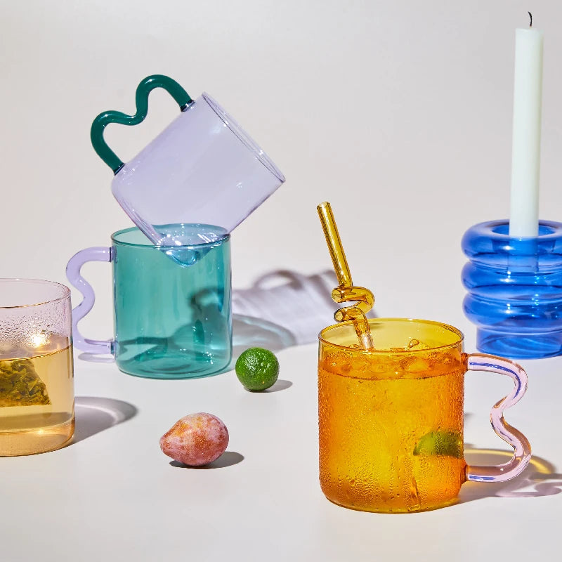 Sway glass mug – wavy colorful handle – artistic & functional – Die‑Tassen.de